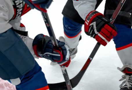 Mares Puck - Kids Playing Ice Hockey