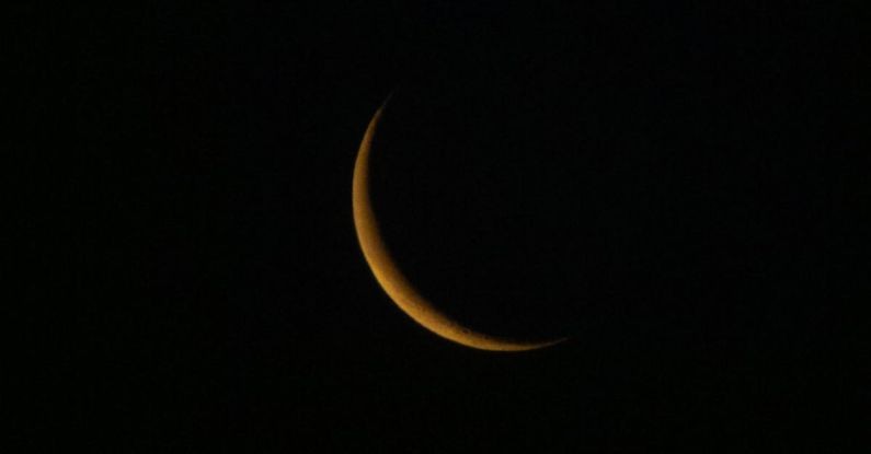 Galileo Luna - A crescent moon in the dark sky