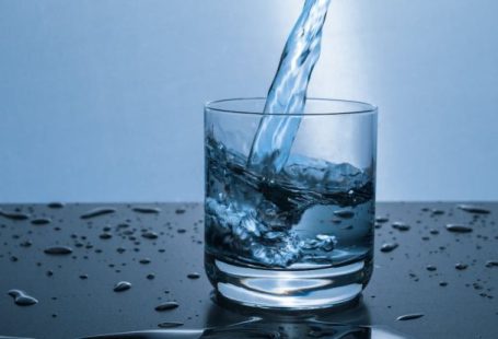 Hydration Diving - Fluid Pouring in Pint Glass