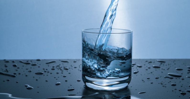 Hydration Diving - Fluid Pouring in Pint Glass