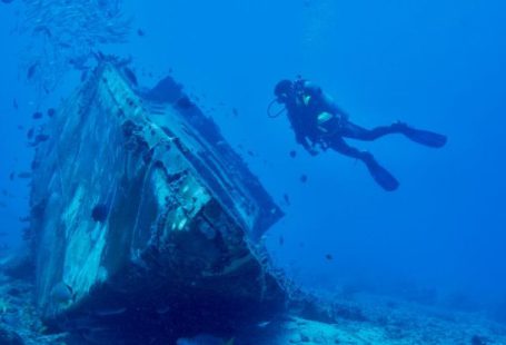 Wreck Diving - Diver and Wreck